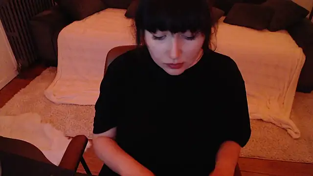 Lynylou online show from December 9, 2024, 4:45 am