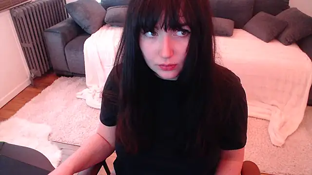 Lynylou online show from December 10, 2024, 1:44 pm