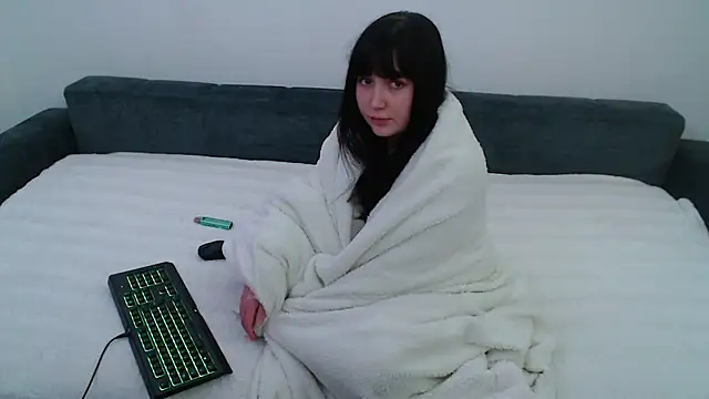 Lynylou online show from December 13, 2024, 6:49 pm