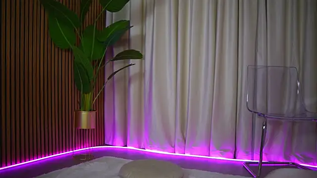 FoxieJullia online show from February 8, 2026, 5:33 am