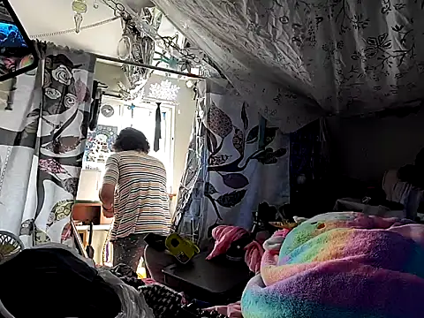 gurlnips online show from February 28, 2025, 8:28 pm