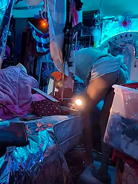 gurlnips online show from March 6, 2025, 11:47 am