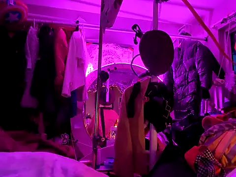 gurlnips online show from March 19, 2025, 1:51 pm