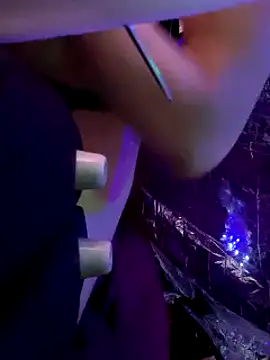 gurlnips online show from March 22, 2025, 2:58 pm