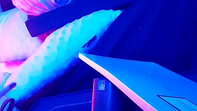 gurlnips online show from September 9, 2025, 8:14 am