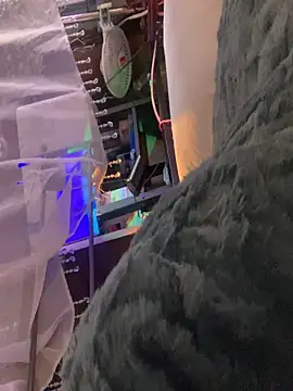 gurlnips online show from December 2, 2025, 3:56 am