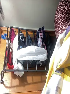 gurlnips online show from December 19, 2025, 1:18 pm