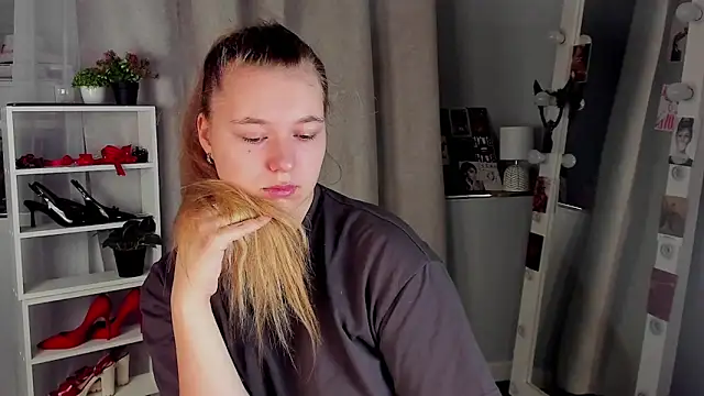 Rebecca Kelly online show from October 4, 2025, 2:09 am