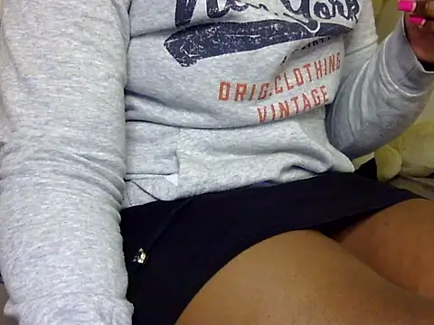 Snapshot of Sexxy_slim_honey chatting on October 29, 2025, 5:04 pm Sexxy slim honey online show from October 29, 2025, 5:04 pm