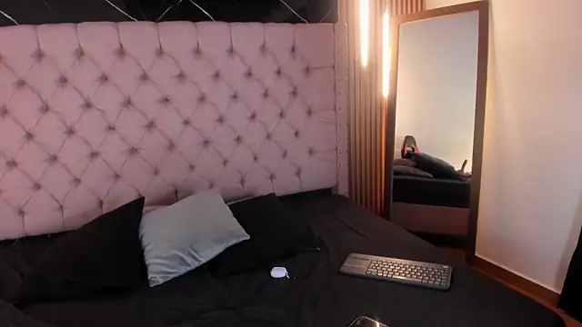 ShanellBlack online show from October 4, 2025, 4:10 am