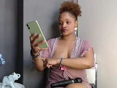 Snapshot of CREAMYCUPCAKExxx chatting on October 9, 2025, 10:13 am CREAMYCUPCAKExxx online show from October 9, 2025, 10:13 am