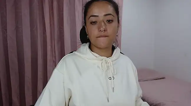 jjulietha95 online show from February 20, 2025, 4:39 am