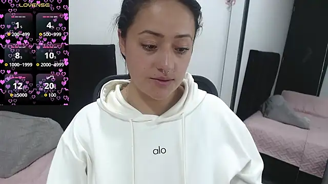 jjulietha95 online show from October 23, 2025, 2:00 am