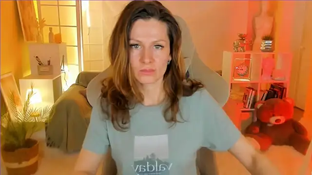 Snapshot of April_o_Nill chatting on March 16, 2025, 8:21 am April o Nill online show from March 16, 2025, 8:21 am