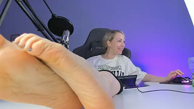 LylithSkye online show from February 16, 2025, 1:49 pm