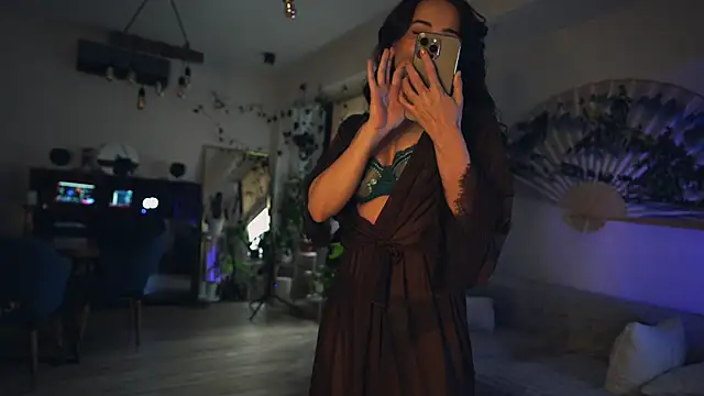 Leona Mell online show from March 3, 2026, 4:07 am