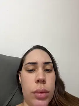 Julinha18 online show from March 11, 2025, 3:37 am