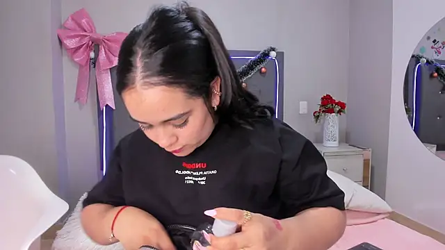 Snapshot of emma_lye chatting on December 14, 2025, 9:14 am emma lye online show from December 14, 2025, 9:14 am