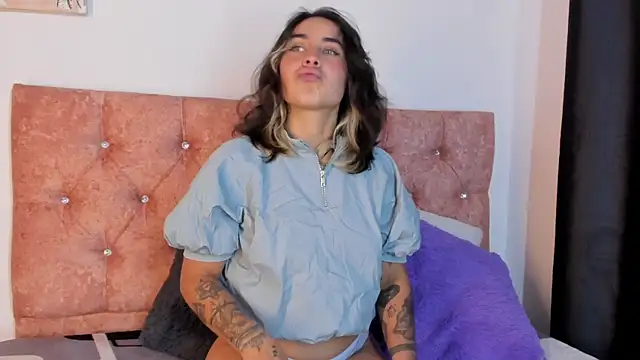 riley colors online show from March 4, 2025, 8:49 pm