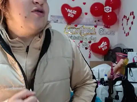 Snapshot of lanaqueen699 chatting on February 17, 2025, 12:27 pm lanaqueen699 online show from February 17, 2025, 12:27 pm