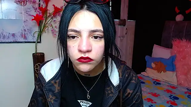 Violettasquirt online show from November 19, 2025, 1:22 pm