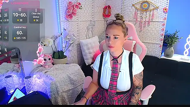 Snapshot of EllieKarrX chatting on November 12, 2025, 9:25 pm EllieKarrX online show from November 12, 2025, 9:25 pm