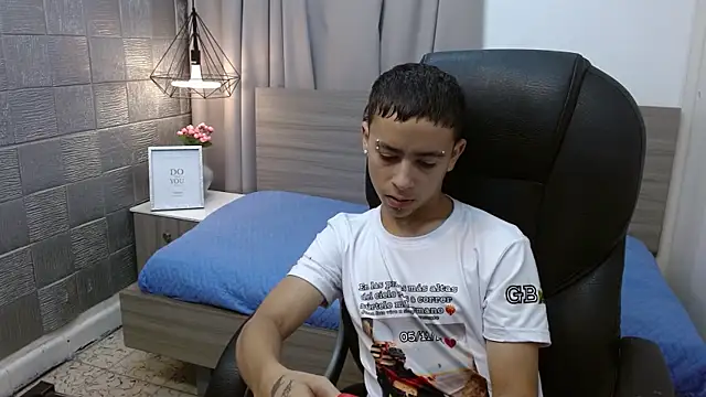 Snapshot of Xavii18 chatting on December 5, 2024, 4:01 pm Xavii18 online show from December 5, 2024, 4:01 pm