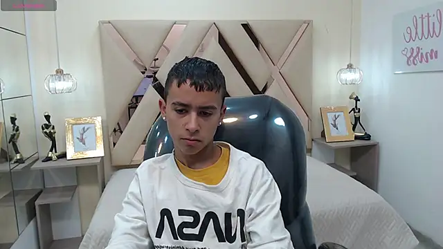 Snapshot of Xavii18 chatting on January 21, 2025, 12:18 pm Xavii18 online show from January 21, 2025, 12:18 pm