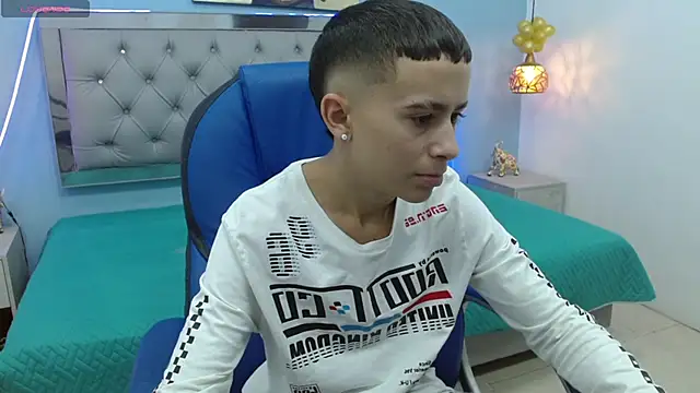 Snapshot of Xavii18 chatting on February 1, 2025, 5:16 pm Xavii18 online show from February 1, 2025, 5:16 pm