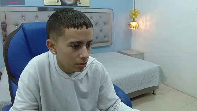 Snapshot of Xavii18 chatting on February 9, 2025, 12:19 pm Xavii18 online show from February 9, 2025, 12:19 pm