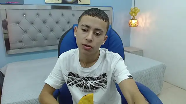 Snapshot of Xavii18 chatting on February 12, 2025, 12:44 pm Xavii18 online show from February 12, 2025, 12:44 pm