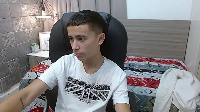 Snapshot of Xavii18 chatting on February 13, 2025, 2:42 pm Xavii18 online show from February 13, 2025, 2:42 pm