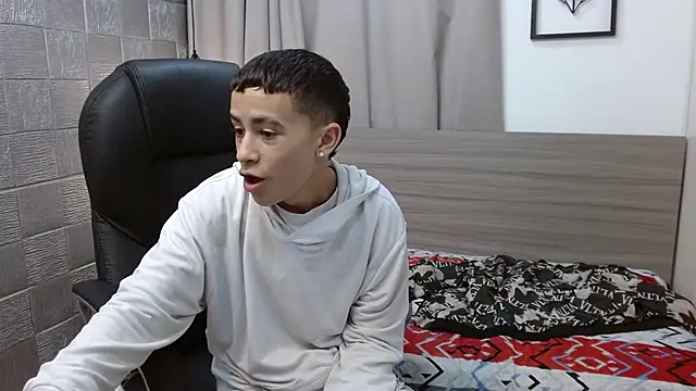 Snapshot of Xavii18 chatting on February 15, 2025, 7:17 pm Xavii18 online show from February 15, 2025, 7:17 pm