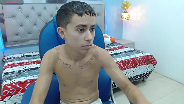 Snapshot of Xavii18 chatting on February 23, 2025, 4:35 pm Xavii18 online show from February 23, 2025, 4:35 pm