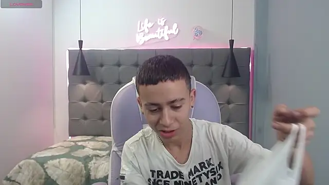 Snapshot of Xavii18 chatting on March 11, 2025, 1:01 pm Xavii18 online show from March 11, 2025, 1:01 pm