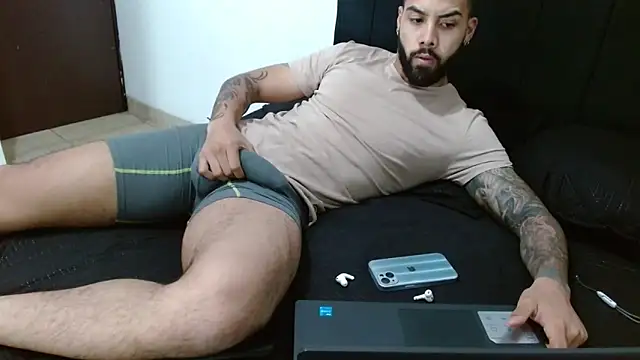 Snapshot of Hendry_ chatting on December 6, 2024, 4:36 am Hendry online show from December 6, 2024, 4:36 am