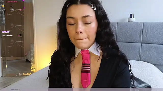 Snapshot of Soffimoon_ chatting on May 25, 2026, 8:04 pm Soffimoon online show from May 25, 2026, 8:04 pm