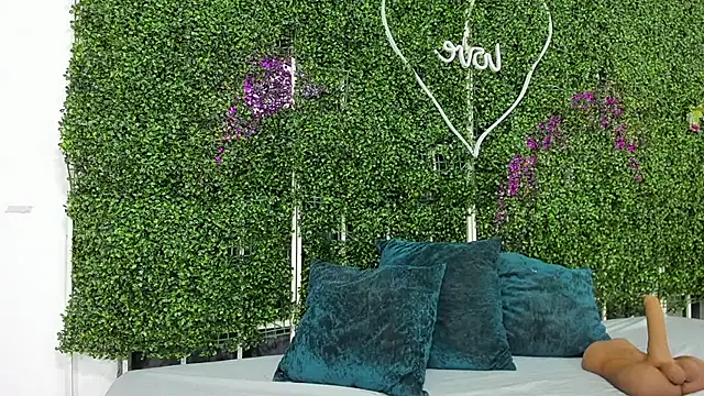 valentina 0  online show from November 24, 2025, 8:30 pm