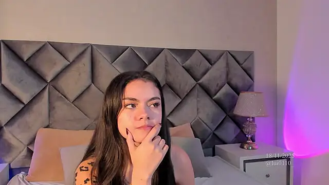 Luisa0110 online show from November 18, 2025, 7:40 pm