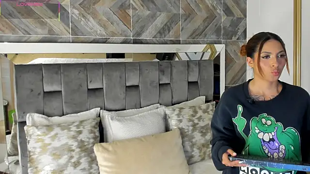 TaniaSmith1 online show from November 20, 2025, 11:04 pm