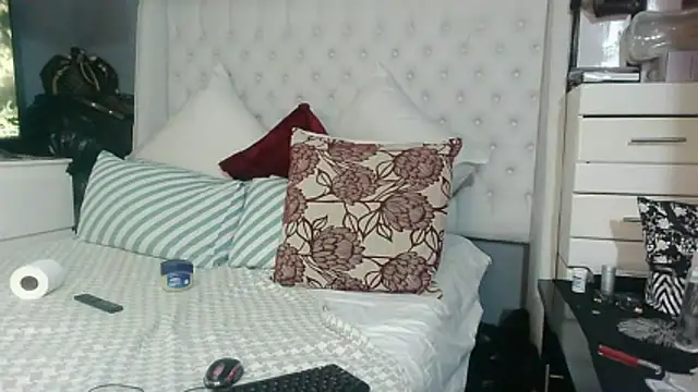 Snapshot of Carocurvy chatting on November 22, 2025, 12:09 am Carocurvy online show from November 22, 2025, 12:09 am