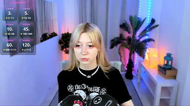 SaintGirl online show from February 8, 2025, 3:42 pm
