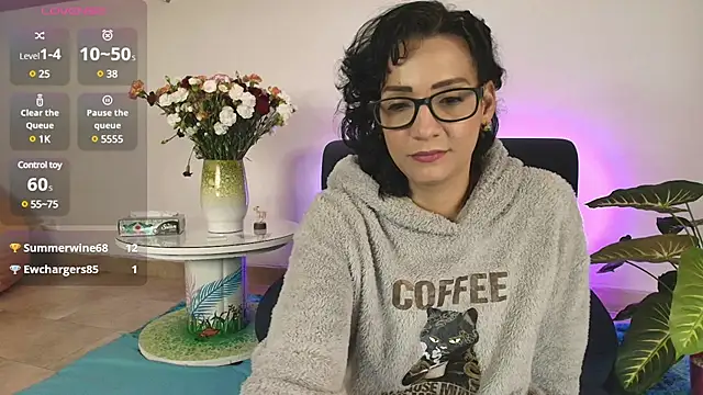 Elliee  online show from February 12, 2025, 3:27 pm