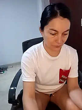 renata hot1 online show from February 5, 2025, 1:22 pm