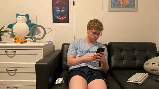 Snapshot of BlueEyedTallGuy94 chatting on December 14, 2024, 8:13 am BlueEyedTallGuy94 online show from December 14, 2024, 8:13 am