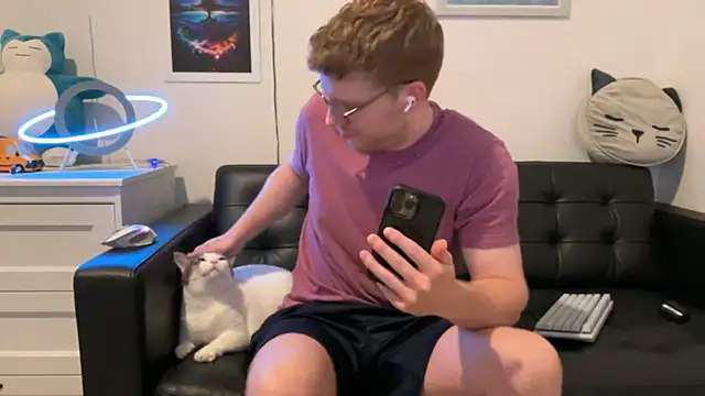 Snapshot of BlueEyedTallGuy94 chatting on December 19, 2024, 8:55 pm BlueEyedTallGuy94 online show from December 19, 2024, 8:55 pm