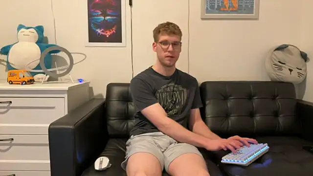 Snapshot of BlueEyedTallGuy94 chatting on December 31, 2024, 1:57 am BlueEyedTallGuy94 online show from December 31, 2024, 1:57 am