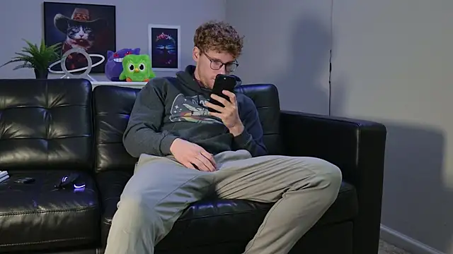 Snapshot of BlueEyedTallGuy94 chatting on October 11, 2025, 8:40 pm BlueEyedTallGuy94 online show from October 11, 2025, 8:40 pm