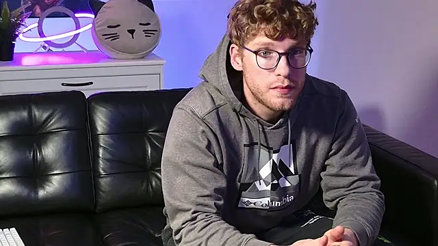 Snapshot of BlueEyedTallGuy94 chatting on November 7, 2025, 11:38 pm BlueEyedTallGuy94 online show from November 7, 2025, 11:38 pm