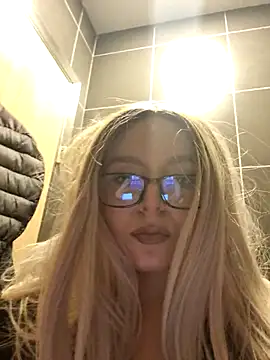 Snapshot of LineaDemie chatting on November 10, 2025, 4:39 pm LineaDemie online show from November 10, 2025, 4:39 pm